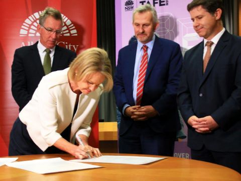 Fiona Nash from Charles Sturt signs the MOU with AlburyCity Mayor Kevin Mack, Jonathon Davis from TAFE NSW and Member for Albury Justin Clancy