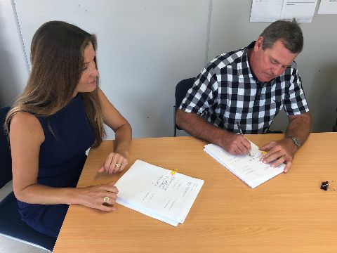 Ms Kate Wood-Foye and Mr Philip Lahey signing the contract